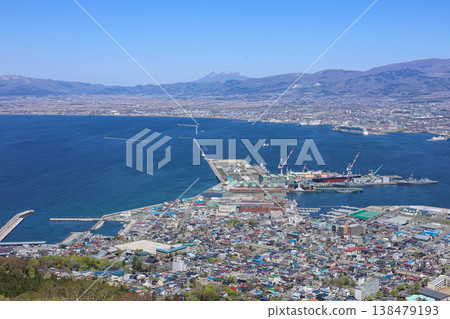 從函館山眺望函館港及市區 從函館山眺望函館港及市區 138479193