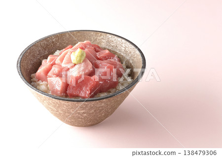 一張單人份鮪魚丁的照片，裝在一碗碗裡。 138479306