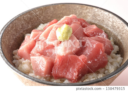 一張單人份鮪魚丁的照片,裝在一碗碗裡。 一張單人份鮪魚丁的照片,裝在一碗碗裡。 138479315
