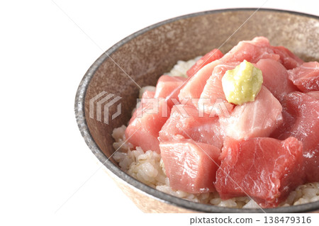 一張單人份鮪魚丁的照片,裝在一碗碗裡。 一張單人份鮪魚丁的照片,裝在一碗碗裡。 138479316