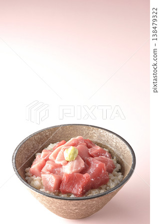 一張單人份鮪魚丁的照片,裝在一碗碗裡。 一張單人份鮪魚丁的照片,裝在一碗碗裡。 138479322