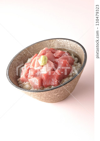 一張單人份鮪魚丁的照片，裝在一碗碗裡。 138479323