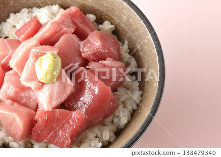 一張單人份鮪魚丁的照片，裝在一碗碗裡。 138479340
