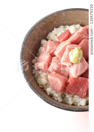 一張單人份鮪魚丁的照片,裝在一碗碗裡。 一張單人份鮪魚丁的照片,裝在一碗碗裡。 138479350