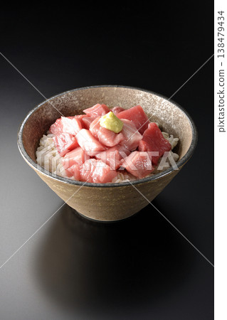 一碗切丁的鮪魚，單獨以黑色背景拍攝。 138479434