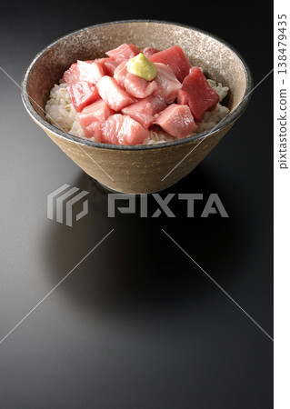 一碗切丁的鮪魚,單獨以黑色背景拍攝。 一碗切丁的鮪魚,單獨以黑色背景拍攝。 138479435