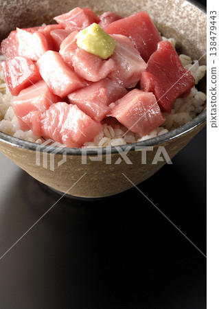 一碗切丁的鮪魚,單獨以黑色背景拍攝。 一碗切丁的鮪魚,單獨以黑色背景拍攝。 138479443
