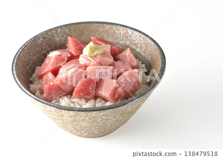 一碗切丁的鮪魚，單獨在白色背景前拍攝。 138479518