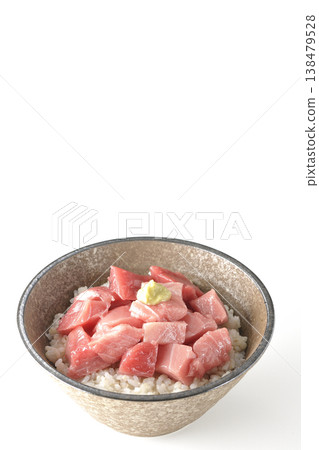 一碗切丁的鮪魚，單獨在白色背景前拍攝。 138479528