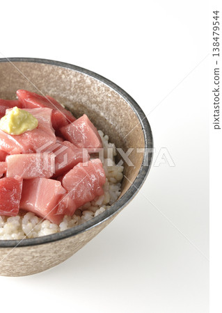 一碗切丁的鮪魚，單獨在白色背景前拍攝。 138479544