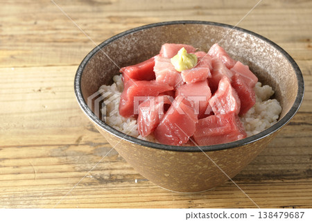 一張單人份鮪魚丁的照片,裝在一碗碗裡。 一張單人份鮪魚丁的照片,裝在一碗碗裡。 138479687