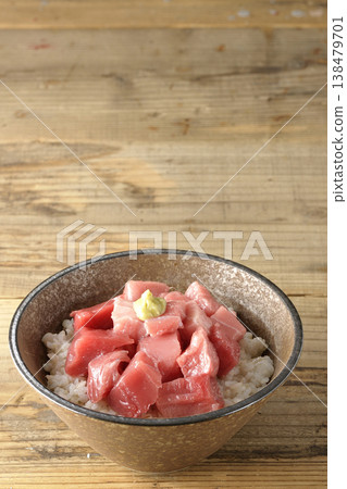 一張單人份鮪魚丁的照片，裝在一碗碗裡。 138479701