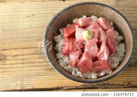 一張單人份鮪魚丁的照片，裝在一碗碗裡。 138479715