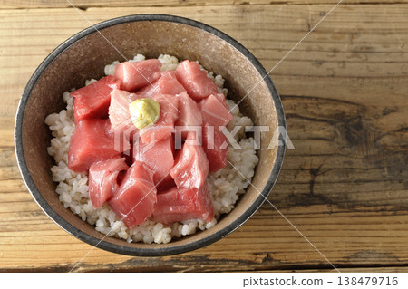 一張單人份鮪魚丁的照片，裝在一碗碗裡。 138479716