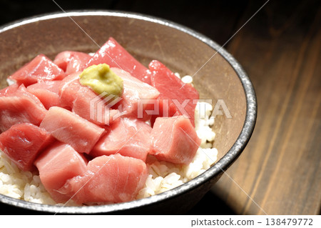 一張單人份鮪魚丁的照片，裝在一碗碗裡。 138479772