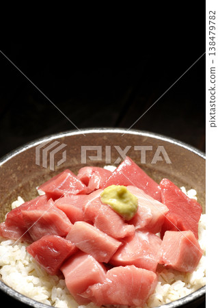 一張單人份鮪魚丁的照片,裝在一碗碗裡。 一張單人份鮪魚丁的照片,裝在一碗碗裡。 138479782