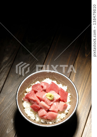 一張單人份鮪魚丁的照片，裝在一碗碗裡。 138479810