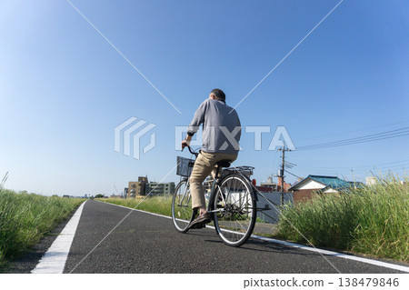 Autumn cycling Autumn cycling 138479846