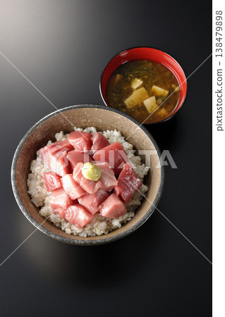 A set meal of diced tuna rice bowl and miso soup. 138479898