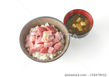 套餐包括金槍魚丁飯和味噌湯。 套餐包括金槍魚丁飯和味噌湯。 138479910
