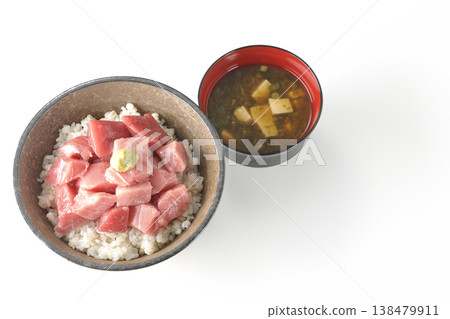 套餐包括金槍魚丁飯和味噌湯。 138479911