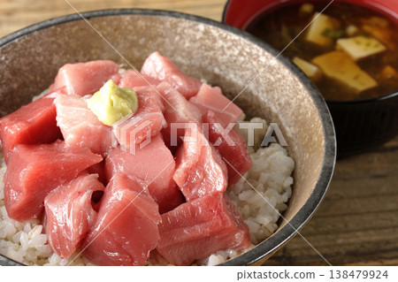 套餐包括金槍魚丁飯和味噌湯。 套餐包括金槍魚丁飯和味噌湯。 138479924
