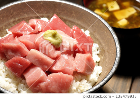 套餐包括金槍魚丁飯和味噌湯。 套餐包括金槍魚丁飯和味噌湯。 138479933