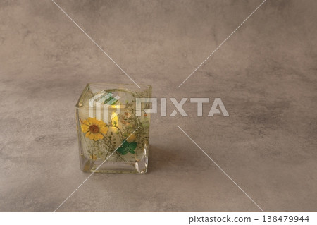 燭台內有鮮花 燭台內有鮮花 138479944