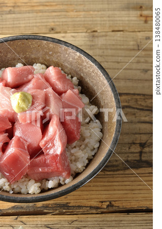 一張單人份鮪魚丁的照片，裝在一碗碗裡。 138480065