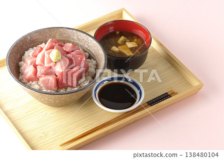 套餐包括金槍魚丁飯和味噌湯。 138480104