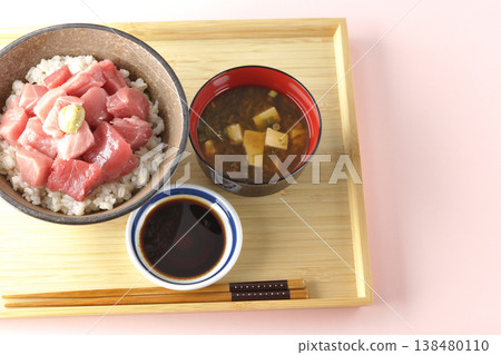A set meal of diced tuna rice bowl and miso soup. 138480110