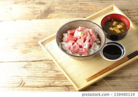套餐包括金槍魚丁飯和味噌湯。 138480119