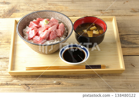 A set meal of diced tuna rice bowl and miso soup. 138480122