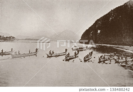 1894 年的老照片，岐阜縣，鸕鶿在長良川捕魚。 138480242