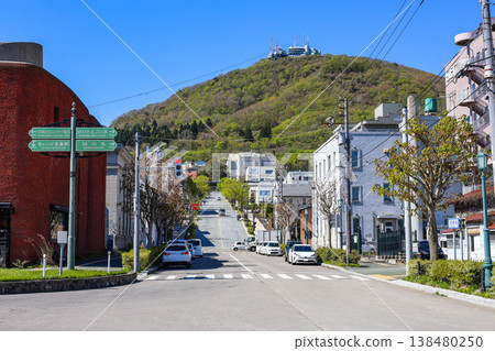 從八幡坂山腳下眺望函館山。 138480250