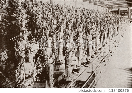老照片，1894 年，京都，三十三間堂的千手觀音立像。 138480276