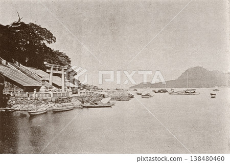 1894 年的老照片:山口縣下關市的下關海峽和龜山八幡宮。 1894 年的老照片:山口縣下關市的下關海峽和龜山八幡宮。 138480460