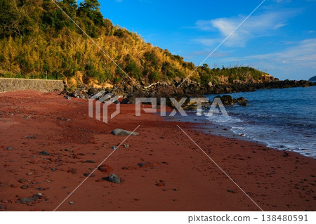 長崎縣五島列島小值賀島的赤濱海灘 長崎縣五島列島小值賀島的赤濱海灘 138480591