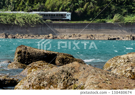 The limited express train "Umisachi Yamasachi" runs along the Iso coast in Sanno, Nichinan City, Miyazaki Prefecture. 138480674