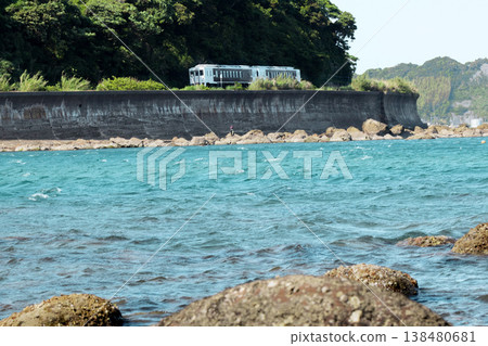 The limited express train "Umisachi Yamasachi" runs along the Iso coast in Sanno, Nichinan City, Miyazaki Prefecture. 138480681