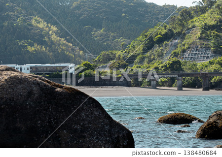 特快列車「海幸山幸」沿著宮崎縣日南市山王市磯海岸運行。 138480684