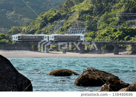 特快列車「海幸山幸」沿著宮崎縣日南市山王市磯海岸運行。 特快列車「海幸山幸」沿著宮崎縣日南市山王市磯海岸運行。 138480686