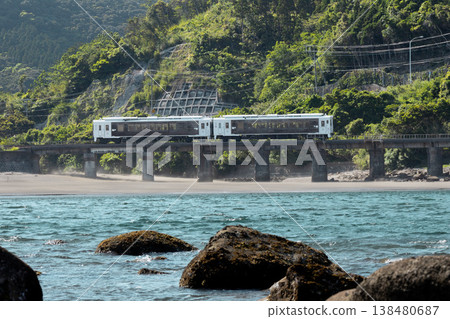 特快列車「海幸山幸」沿著宮崎縣日南市山王市磯海岸運行。 特快列車「海幸山幸」沿著宮崎縣日南市山王市磯海岸運行。 138480687