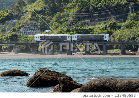 特快列車「海幸山幸」沿著宮崎縣日南市山王市磯海岸運行。 特快列車「海幸山幸」沿著宮崎縣日南市山王市磯海岸運行。 138480688