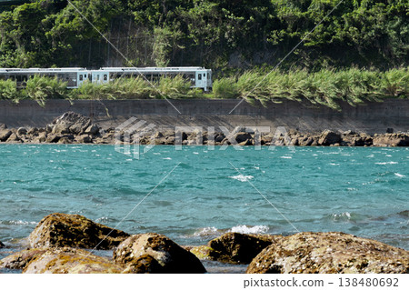 特快列車「海幸山幸」沿著宮崎縣日南市山王市磯海岸運行。 138480692