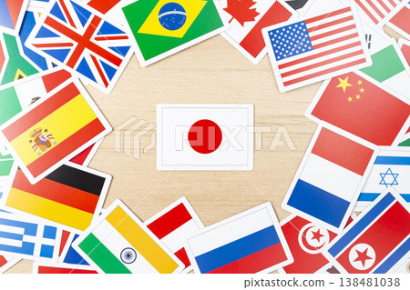 日本國旗和許多國旗卡片 日本國旗和許多國旗卡片 138481038