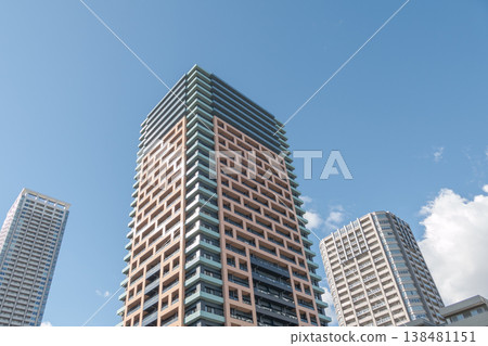 [A high-rise apartment building near Tsukishima Subway Station] 138481151