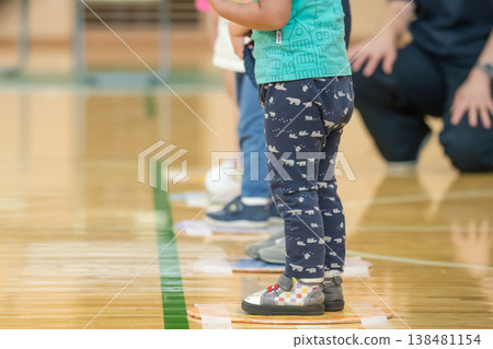 [The start of the obstacle course at the nursery school sports day] 138481154