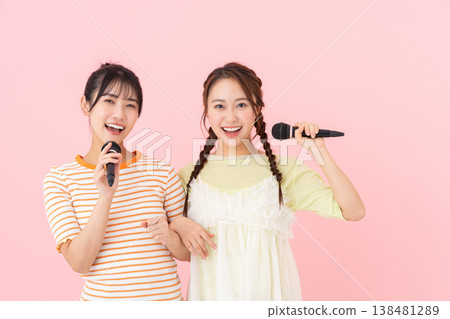 唱卡拉 OK 的年輕女人 唱卡拉 OK 的年輕女人 138481289