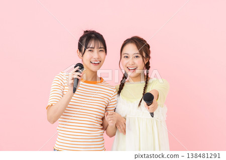 唱卡拉 OK 的年輕女人 唱卡拉 OK 的年輕女人 138481291